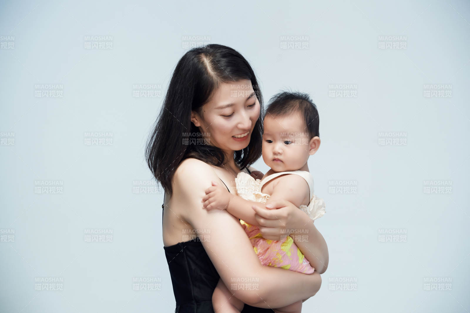 媽媽陪伴寶寶快樂的玩耍