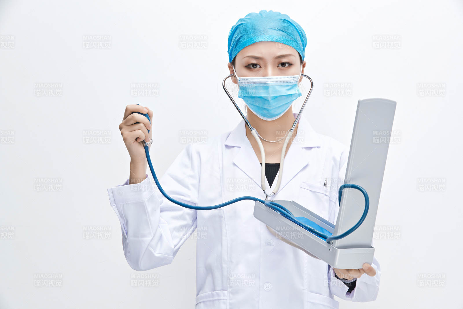 白色背景下手持血压计的门诊医生