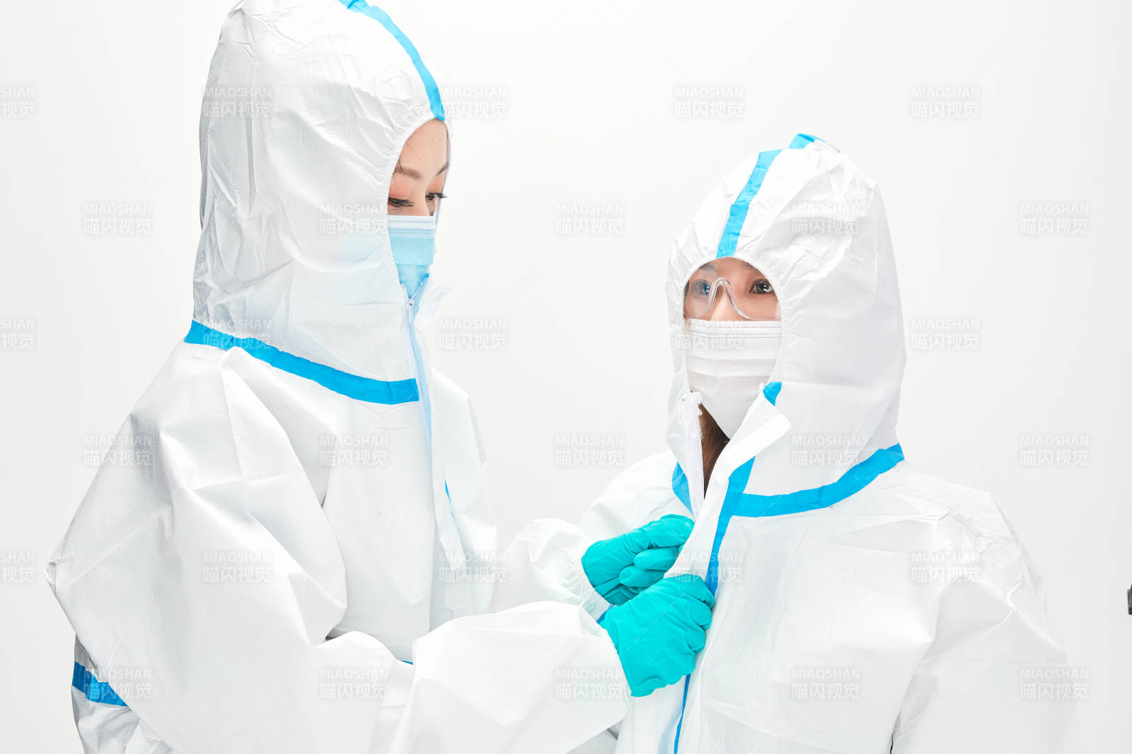 穿白色防護服佩戴護目鏡口罩的防疫人員