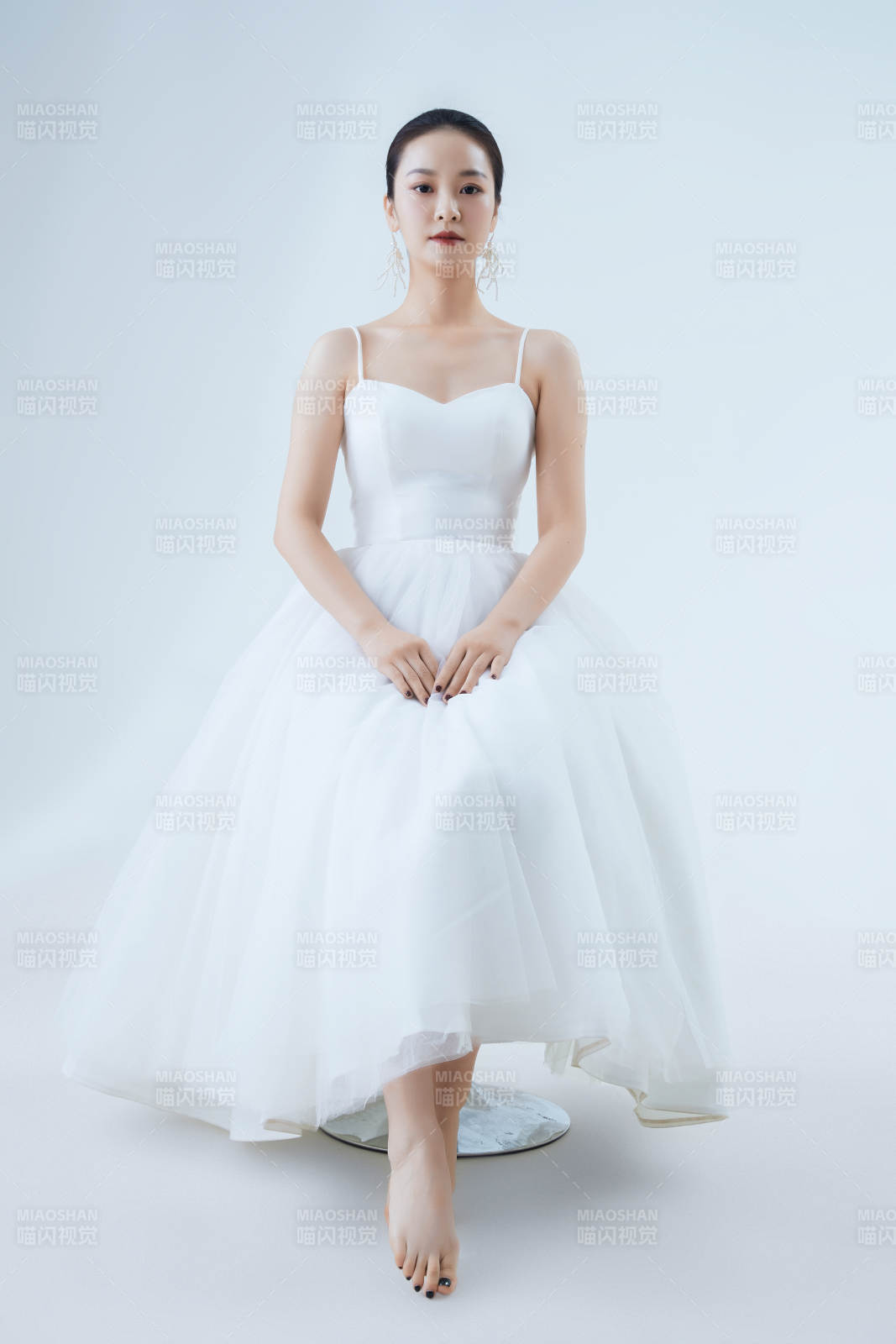 棚拍白色背景下的潔白婚紗新娘美妝