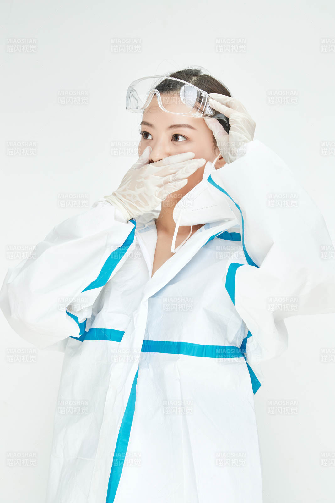 穿白色防護服佩戴護目鏡口罩的女性醫(yī)療人員