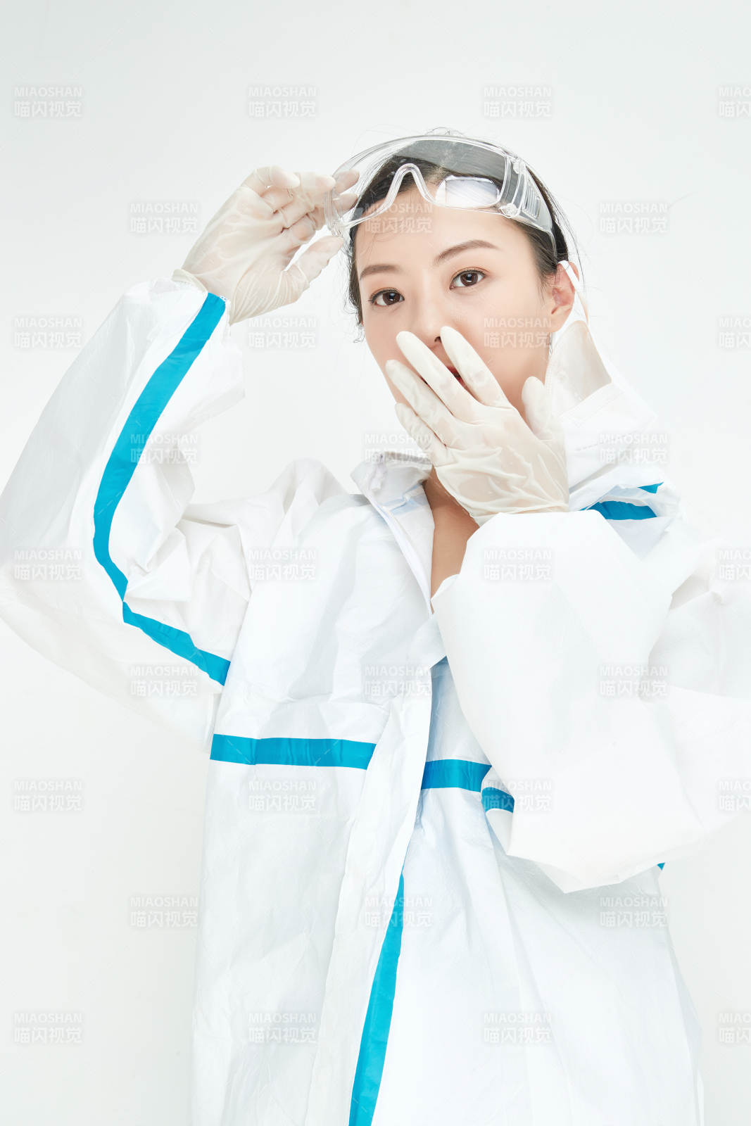 穿白色防護服佩戴護目鏡口罩的女性醫療人員