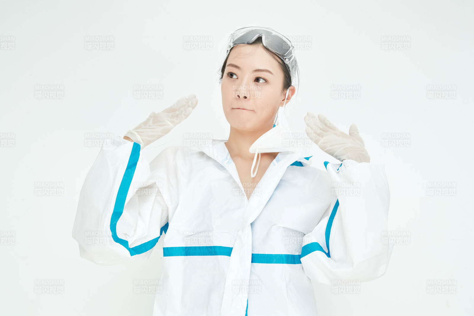 穿白色防護(hù)服佩戴護(hù)目鏡口罩的女性醫(yī)療人員