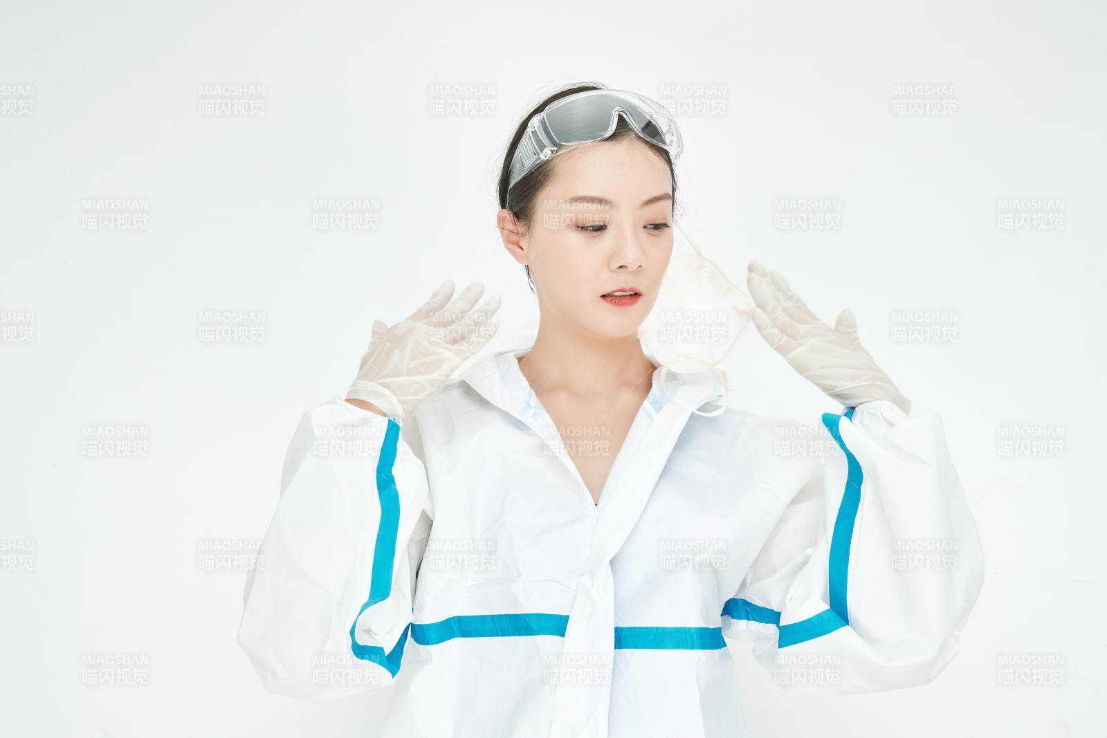 穿白色防護服佩戴護目鏡口罩的女性醫療人員