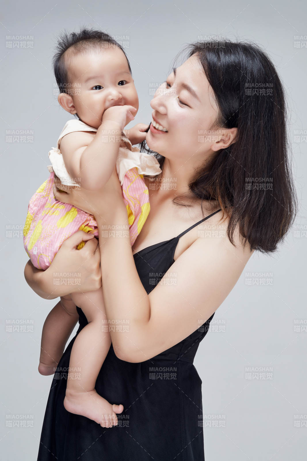 媽媽陪伴寶寶快樂的玩耍