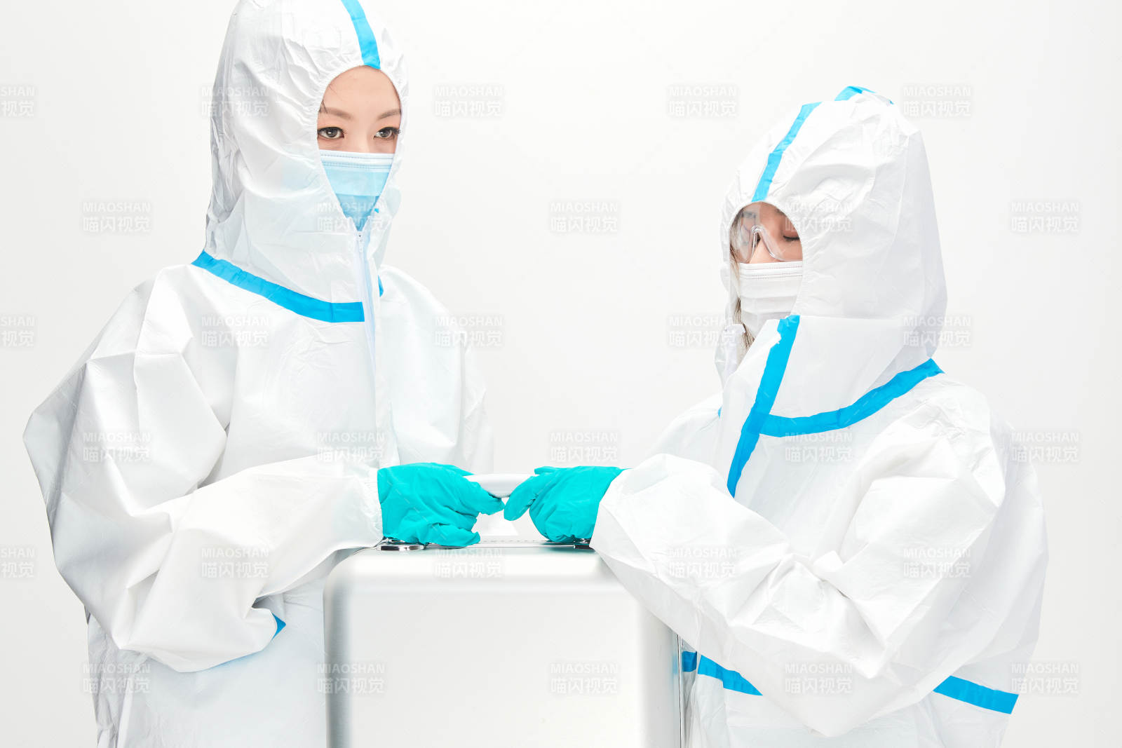 穿白色防護服佩戴護目鏡口罩的防疫人員