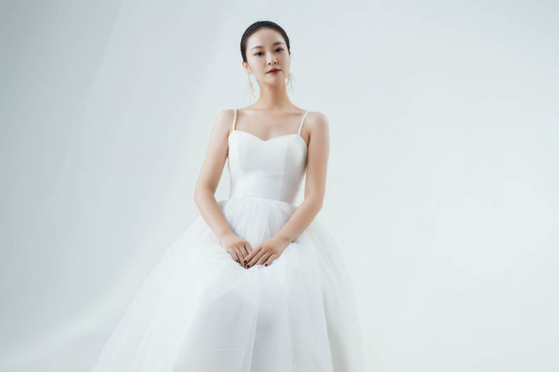 棚拍白色背景下的洁白婚纱新娘美妆