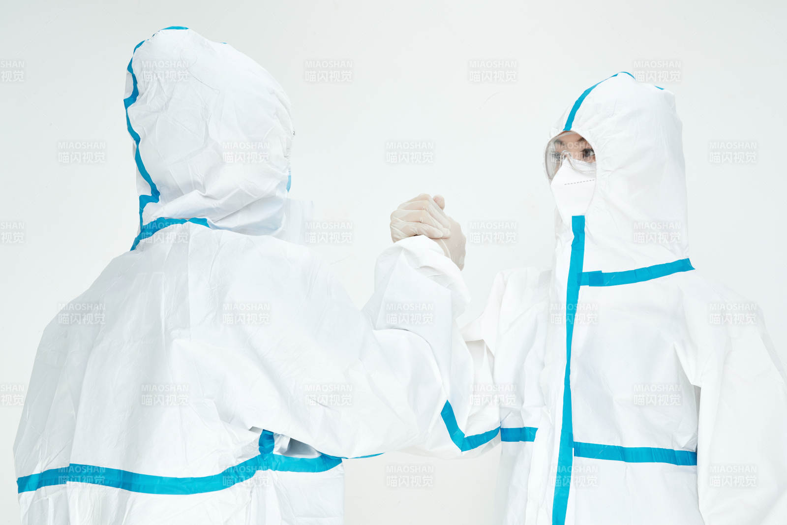 穿白色防護服佩戴護目鏡口罩的女性醫療人員