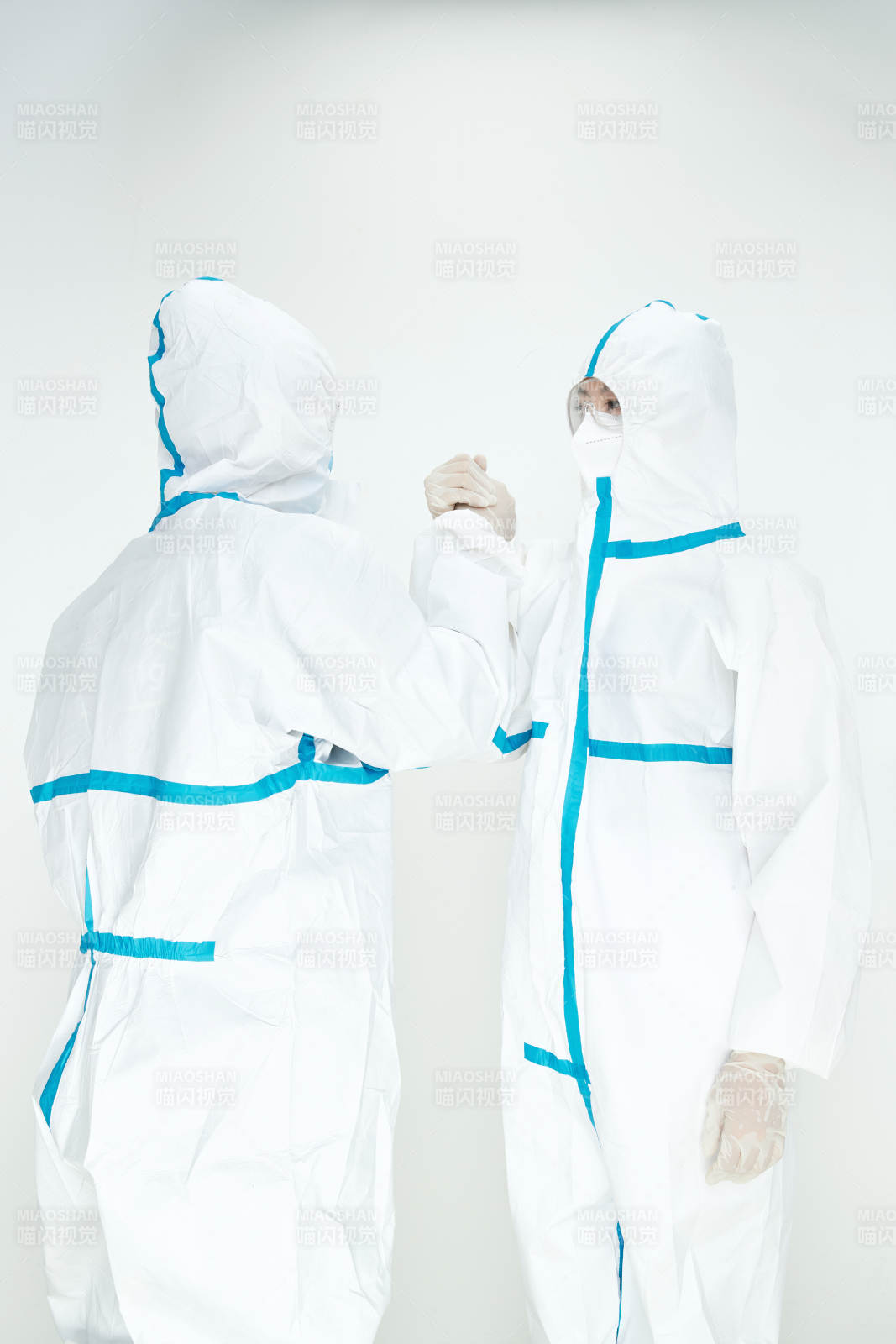 穿白色防護服佩戴護目鏡口罩的女性醫療人員