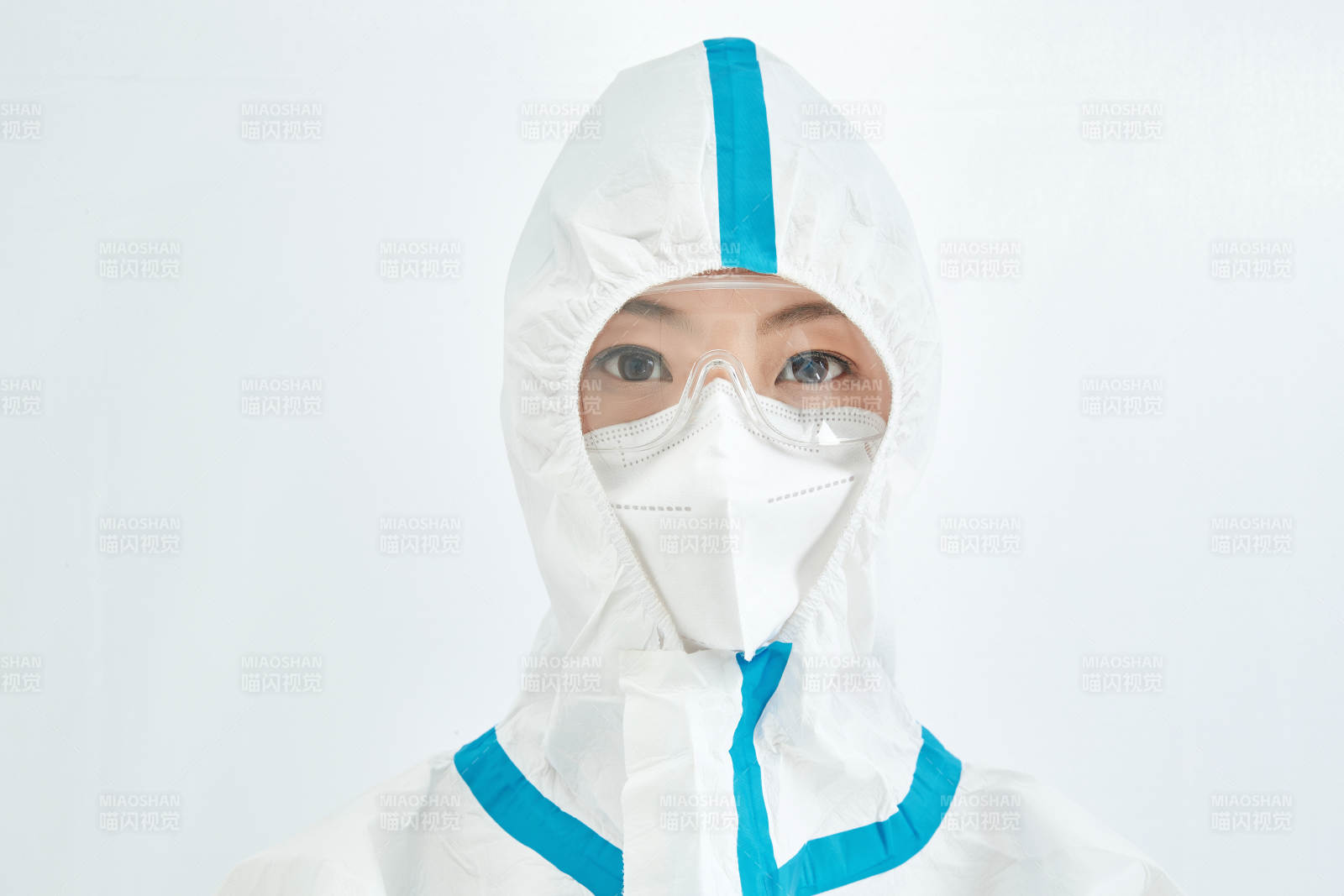 穿白色防護(hù)服佩戴護(hù)目鏡口罩的女性醫(yī)療人員