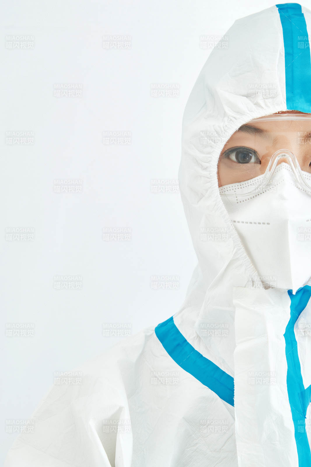 穿白色防護服佩戴護目鏡口罩的女性醫療人員