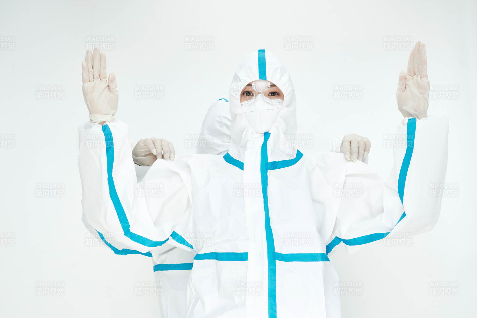 穿白色防護(hù)服佩戴護(hù)目鏡口罩的女性醫(yī)療人員