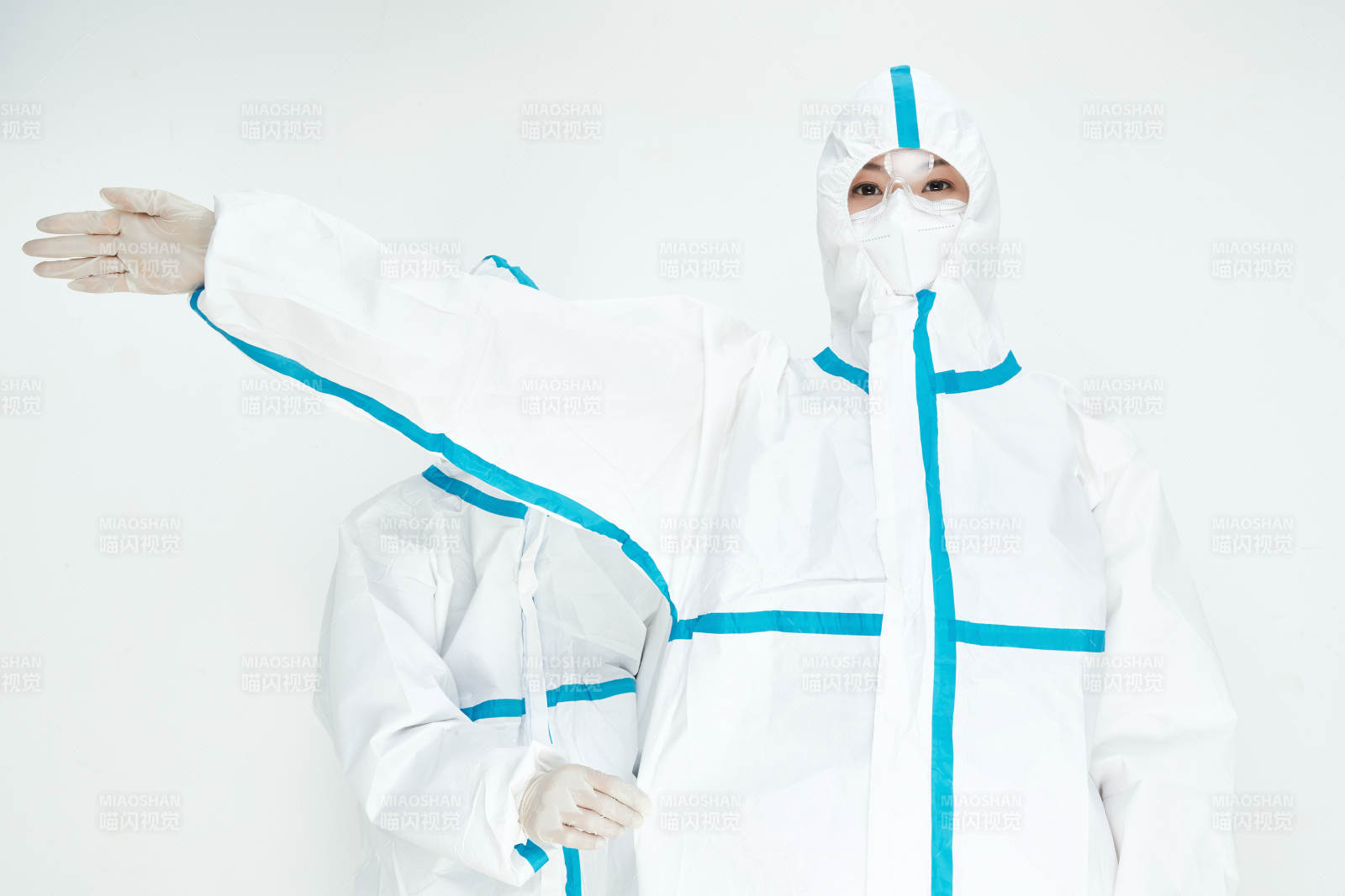 穿白色防護服佩戴護目鏡口罩的女性醫(yī)療人員