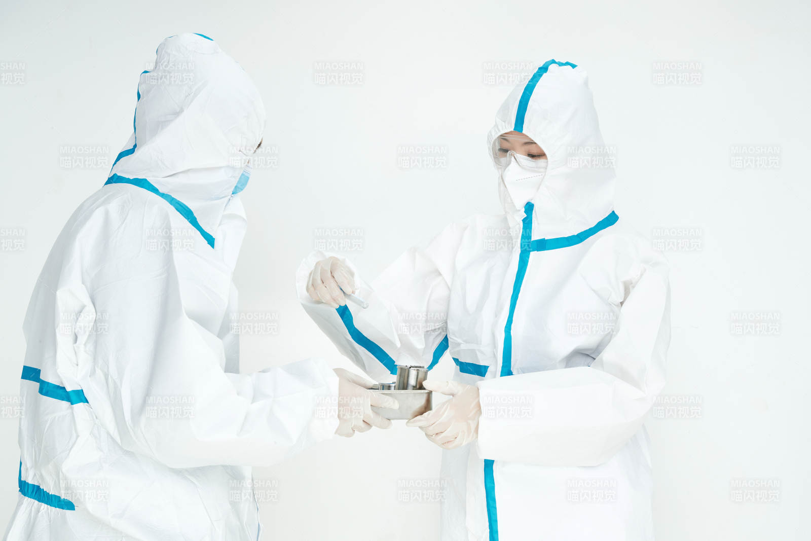 穿白色防護服佩戴護目鏡口罩的女性醫療人員