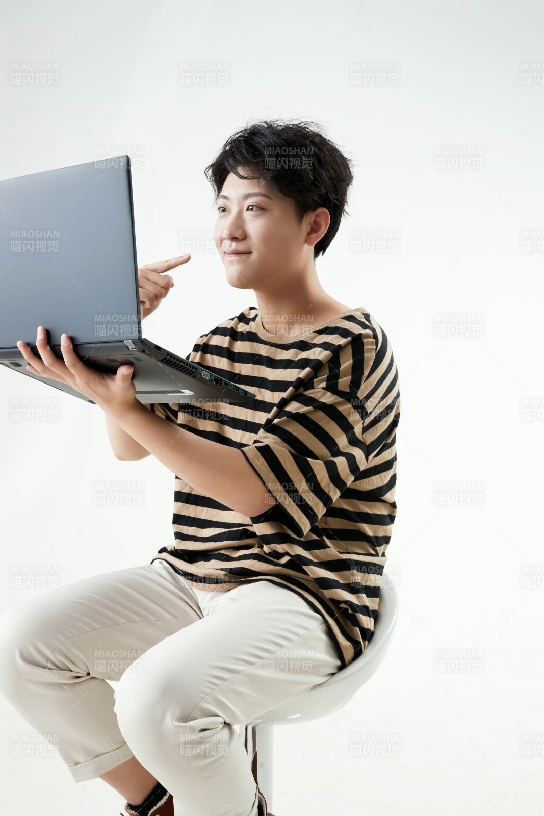 沉浸在網(wǎng)絡(luò)戀愛世界的青年男子