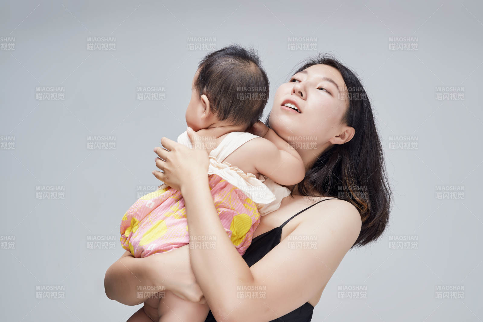 媽媽陪伴寶寶快樂的玩耍