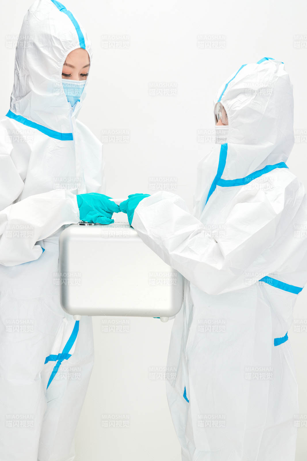 穿白色防護服佩戴護目鏡口罩的防疫人員