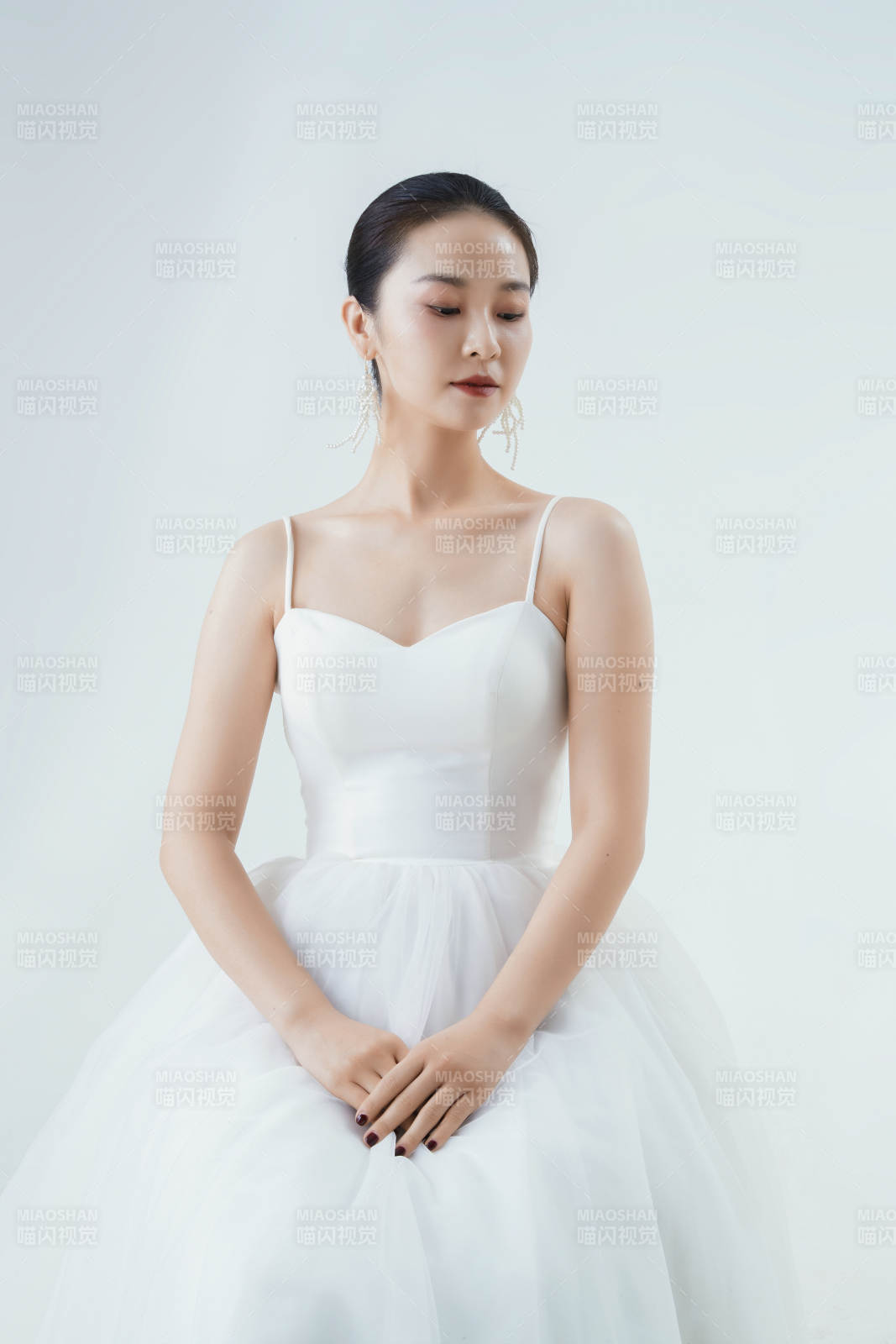 棚拍白色背景下的洁白婚纱新娘美妆