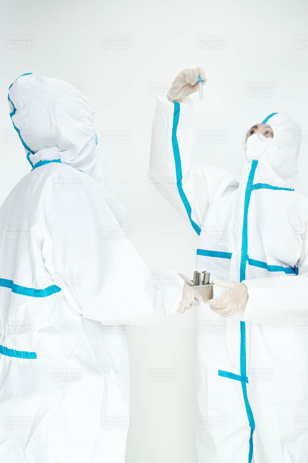 穿白色防護(hù)服佩戴護(hù)目鏡口罩的女性醫(yī)療人員