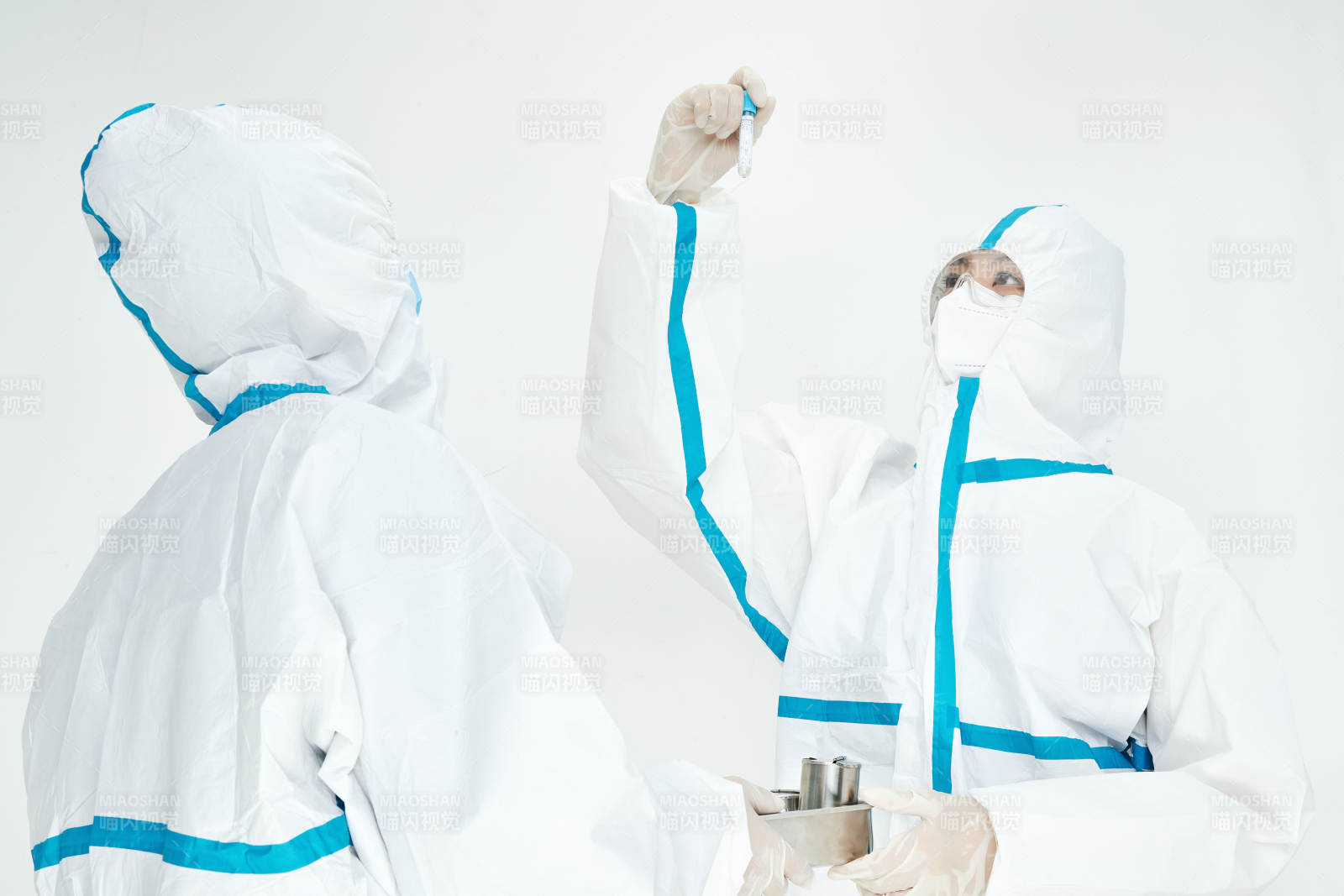 穿白色防護服佩戴護目鏡口罩的女性醫療人員