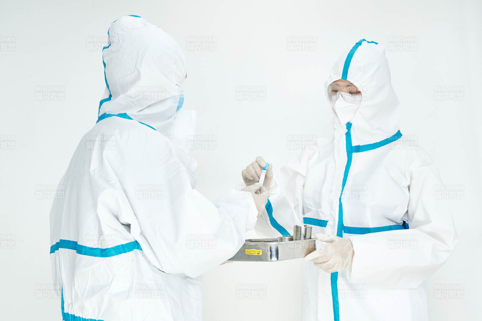 穿白色防護服佩戴護目鏡口罩的女性醫療人員