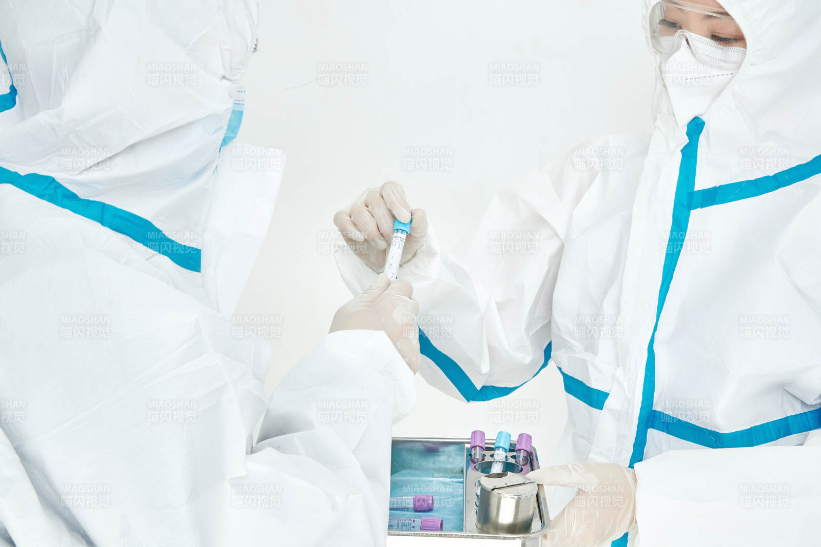 穿白色防護服佩戴護目鏡口罩的女性醫(yī)療人員