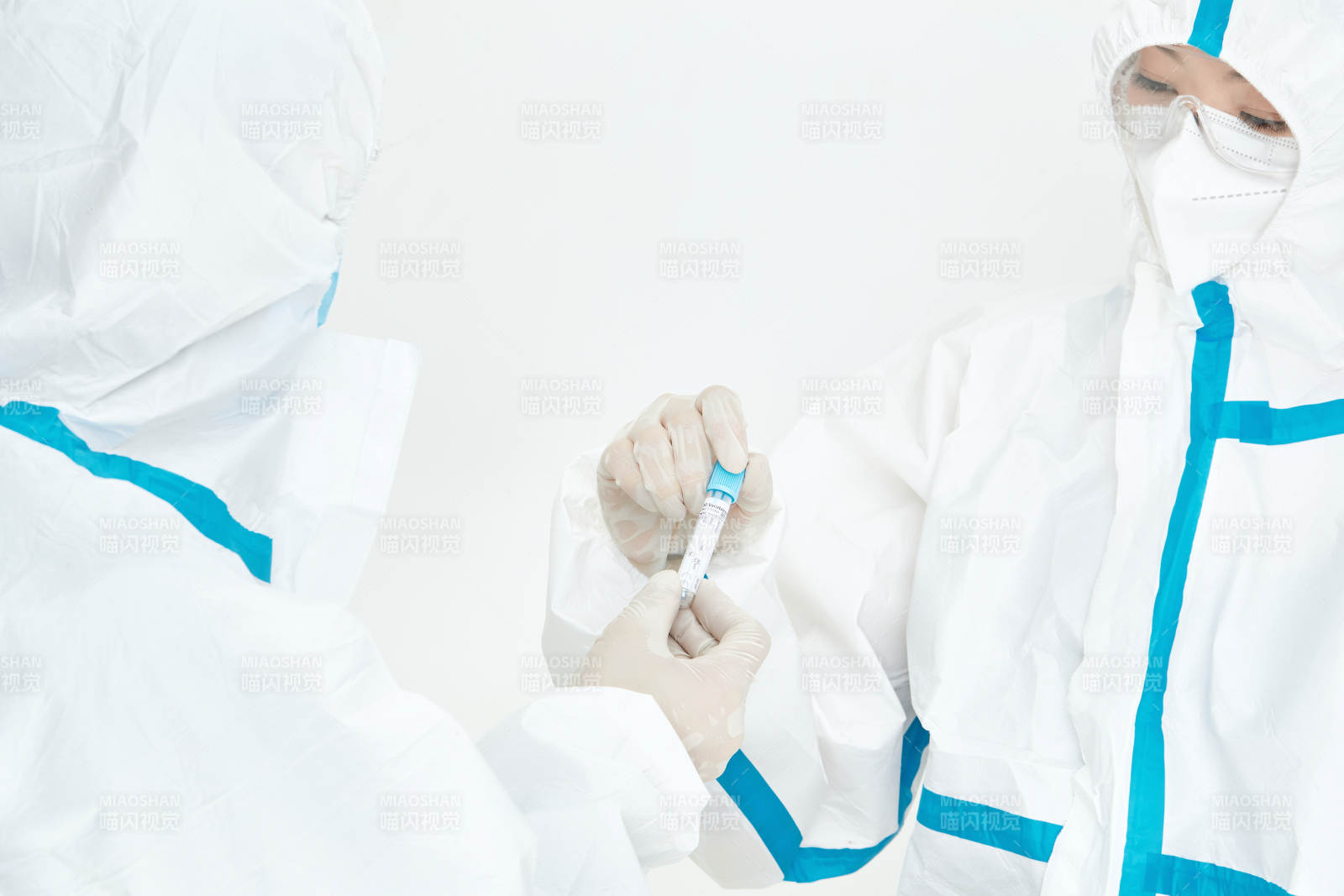 穿白色防護(hù)服佩戴護(hù)目鏡口罩的女性醫(yī)療人員