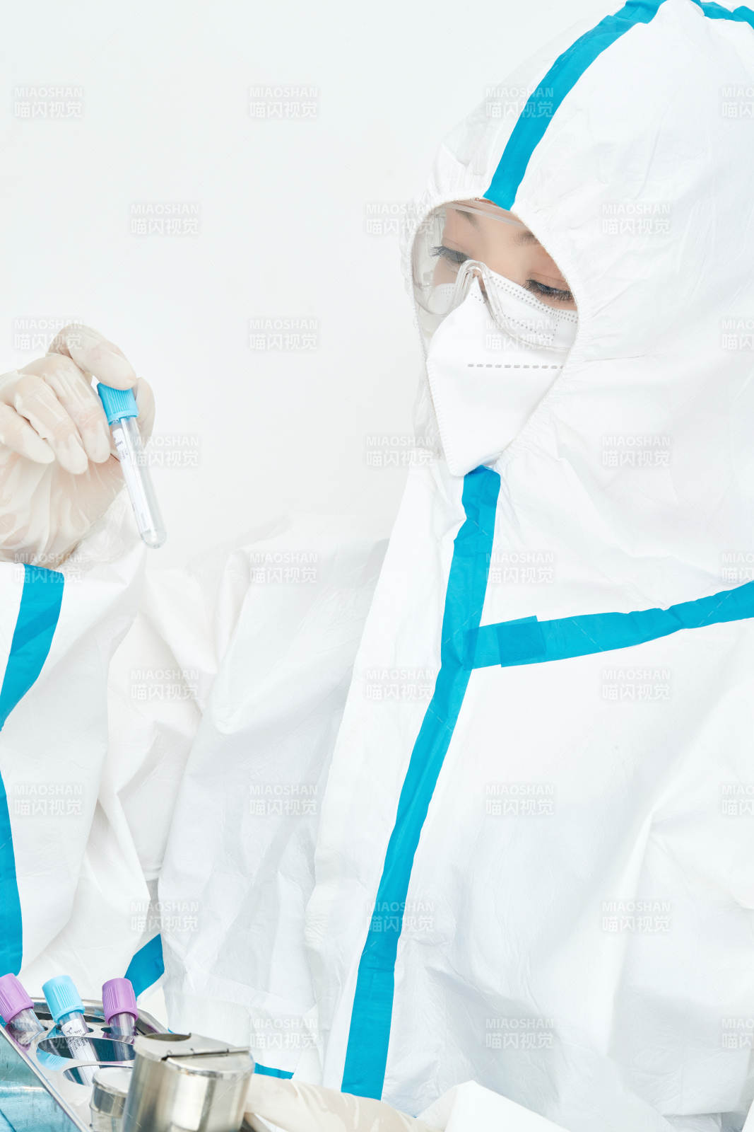 穿白色防護服佩戴護目鏡口罩的女性醫療人員