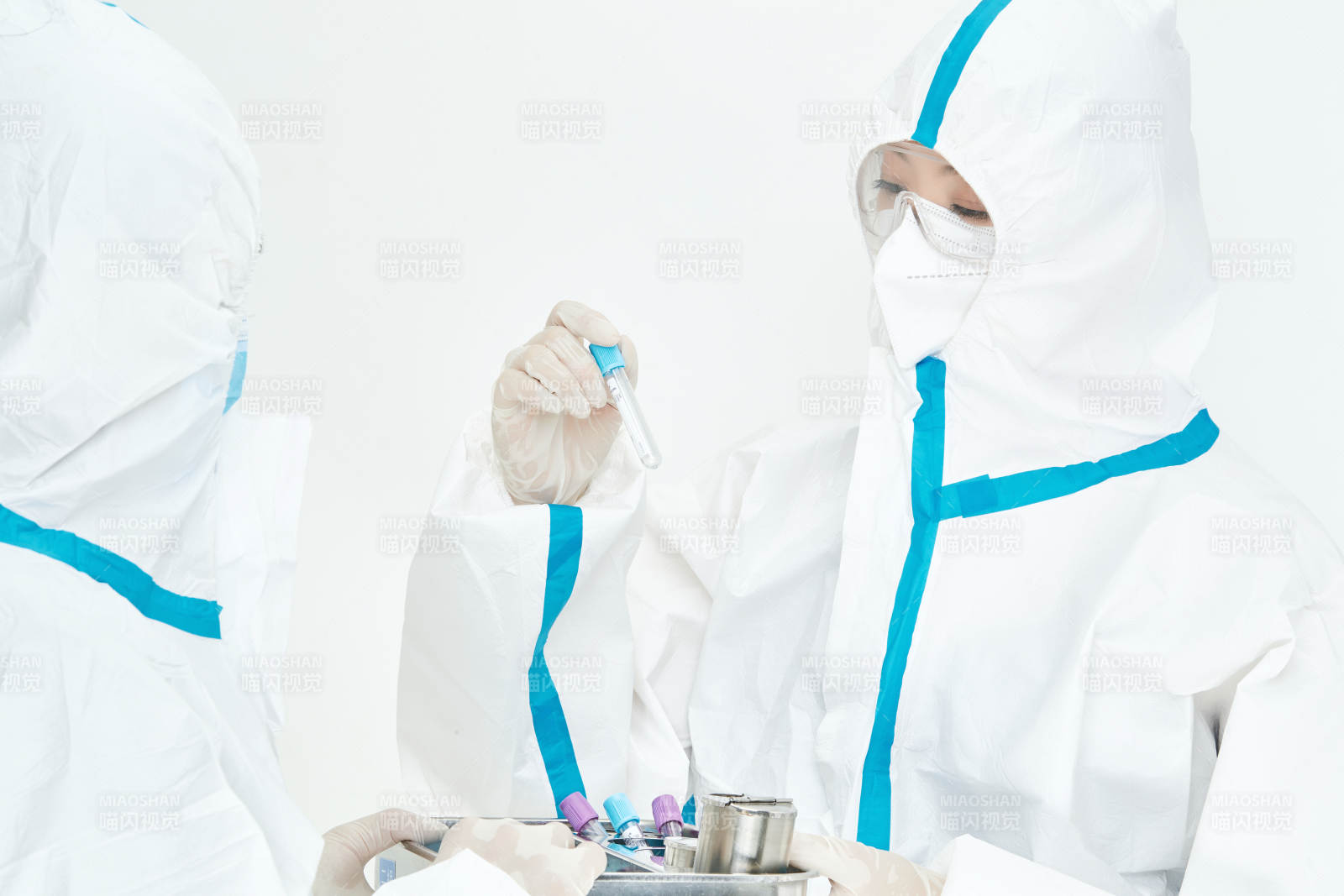 穿白色防護(hù)服佩戴護(hù)目鏡口罩的女性醫(yī)療人員