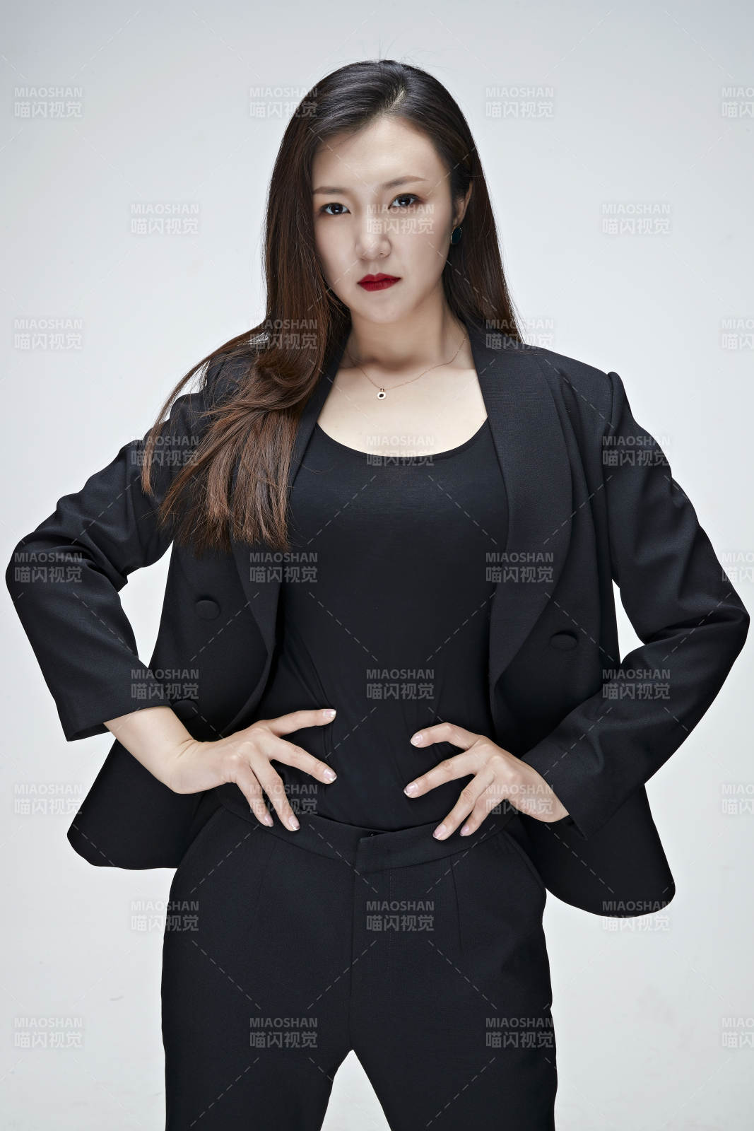 影棚拍攝白色背景亞洲年輕女性商務人像