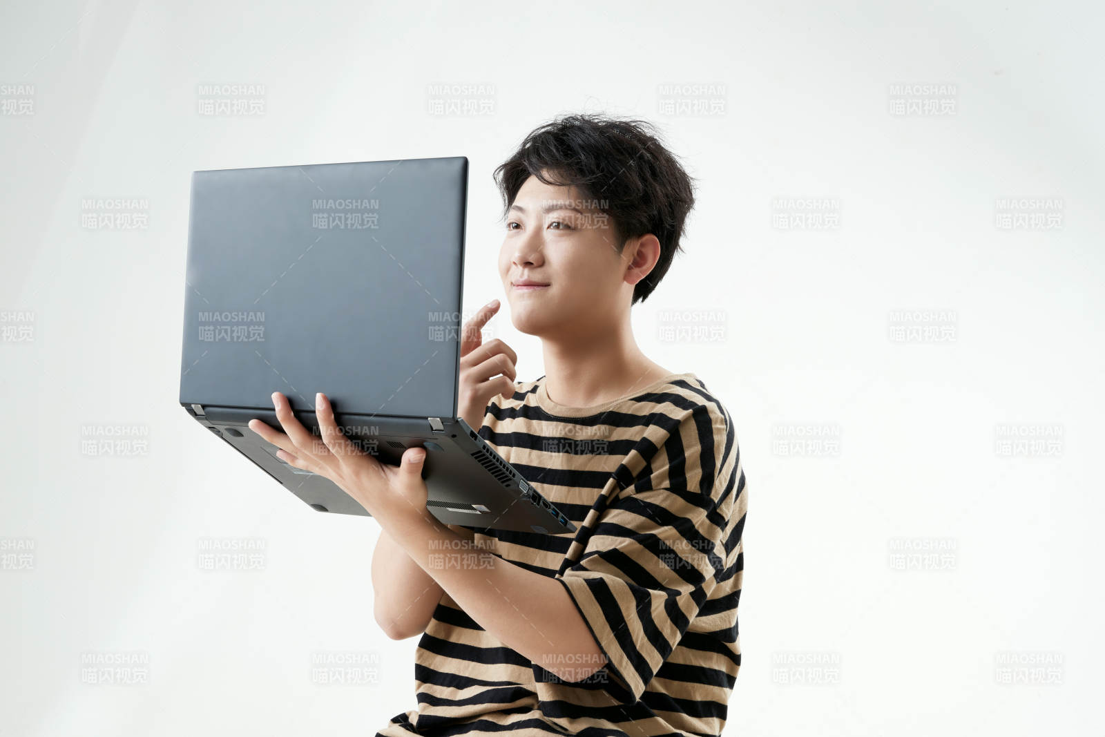 沉浸在網絡戀愛世界的青年男子