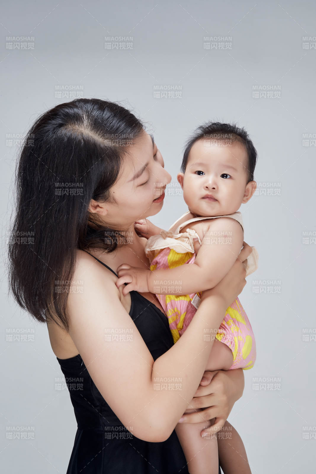 媽媽陪伴寶寶快樂的玩耍