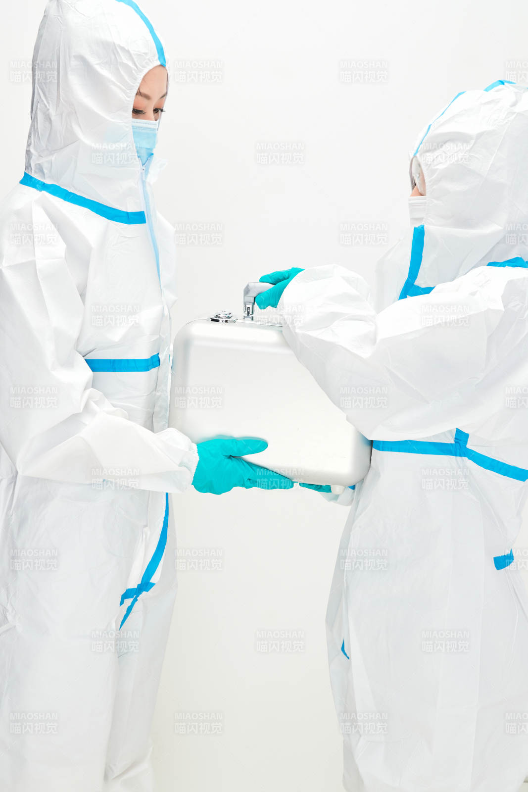 穿白色防護(hù)服佩戴護(hù)目鏡口罩的防疫人員