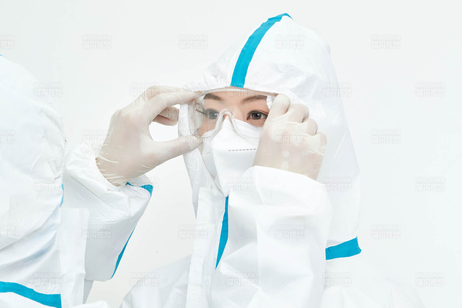 穿白色防護服佩戴護目鏡口罩的女性醫療人員