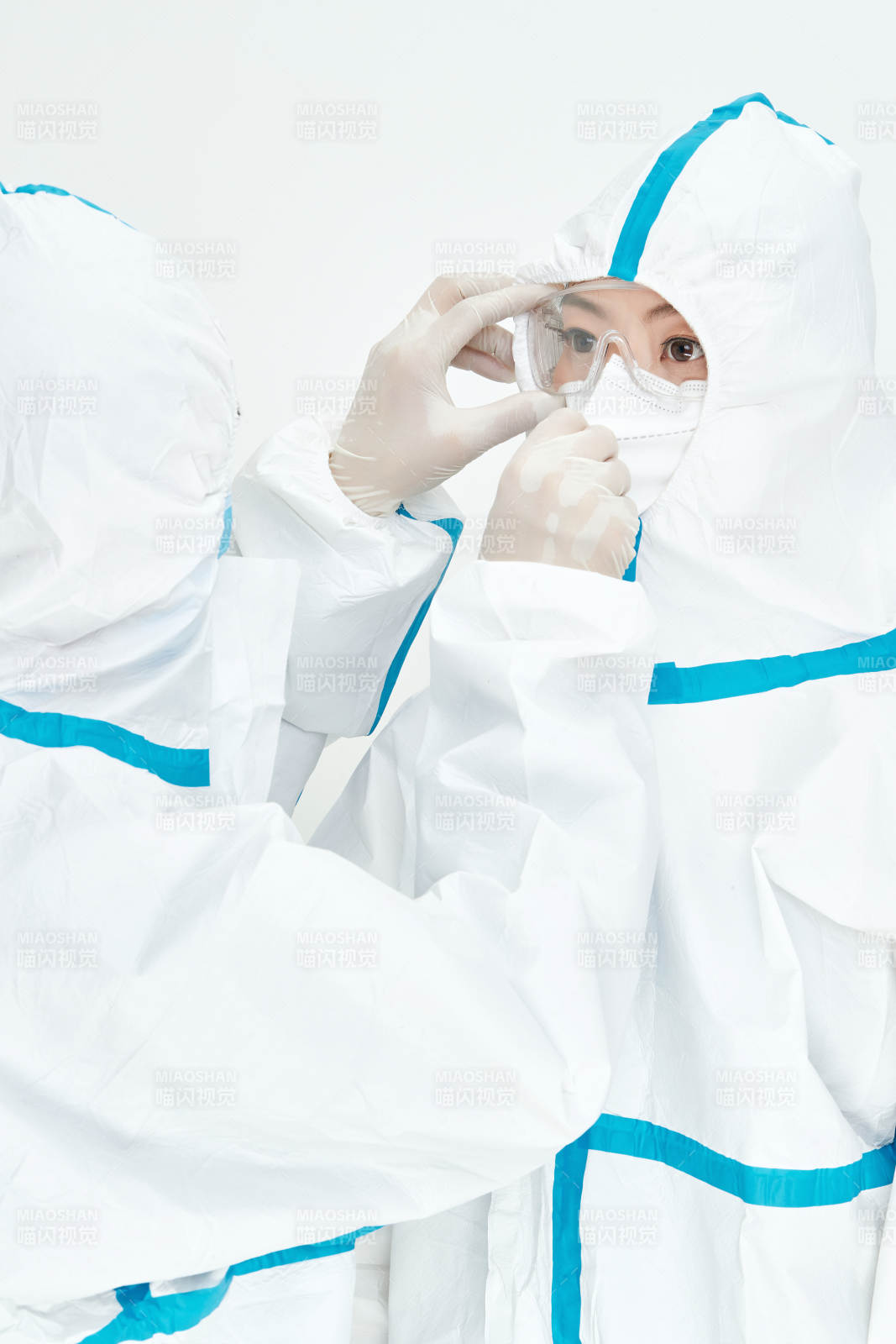 穿白色防護服佩戴護目鏡口罩的女性醫療人員