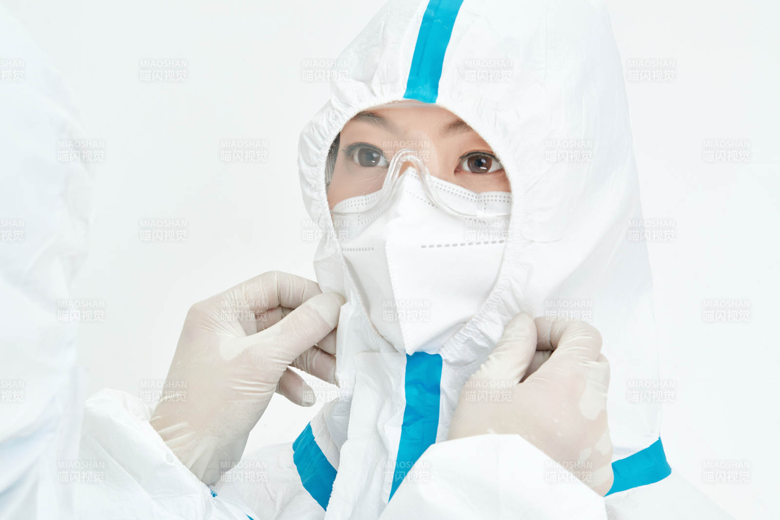穿白色防護服佩戴護目鏡口罩的女性醫療人員