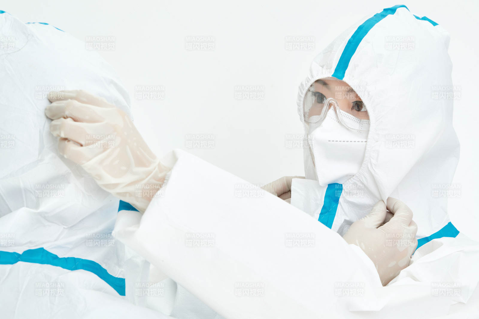 穿白色防護服佩戴護目鏡口罩的女性醫療人員