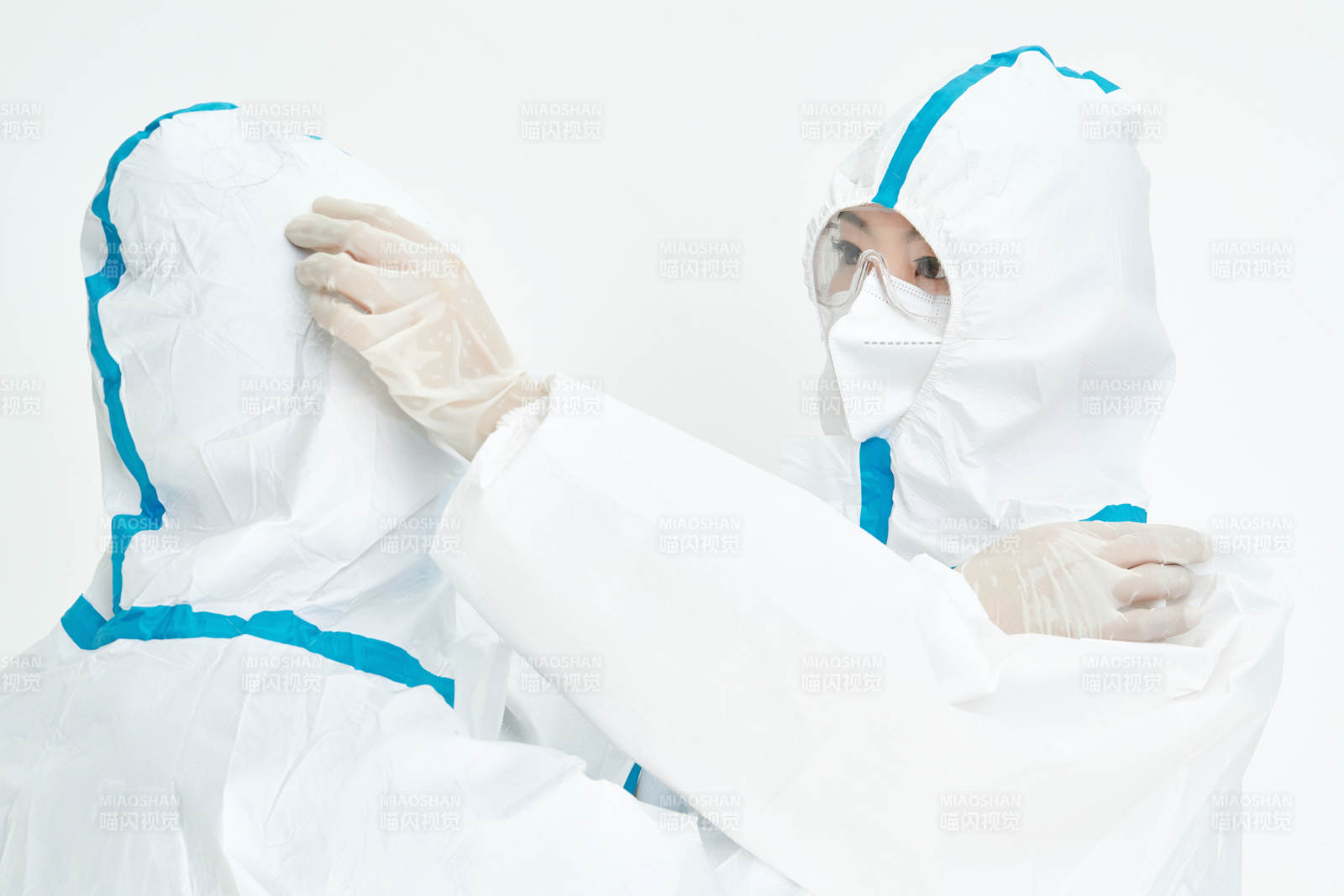 穿白色防護服佩戴護目鏡口罩的女性醫療人員