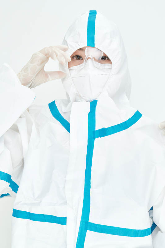 穿白色防护服佩戴护目镜口罩的女性医疗人员