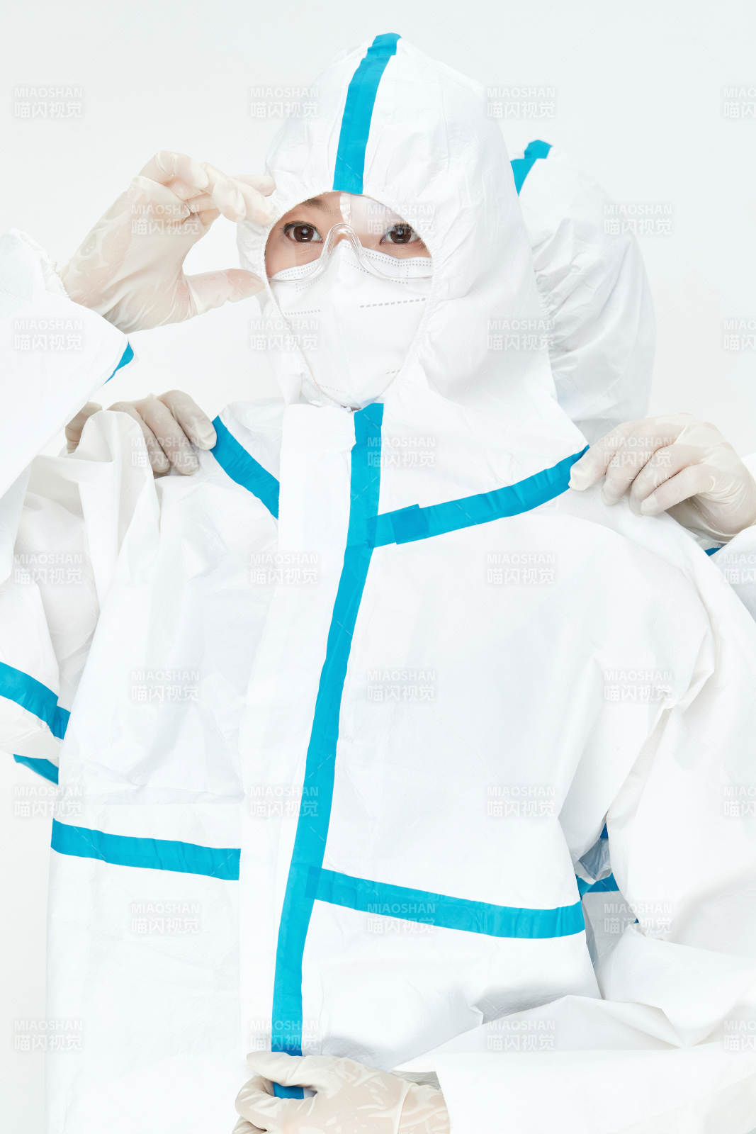 穿白色防護服佩戴護目鏡口罩的女性醫療人員