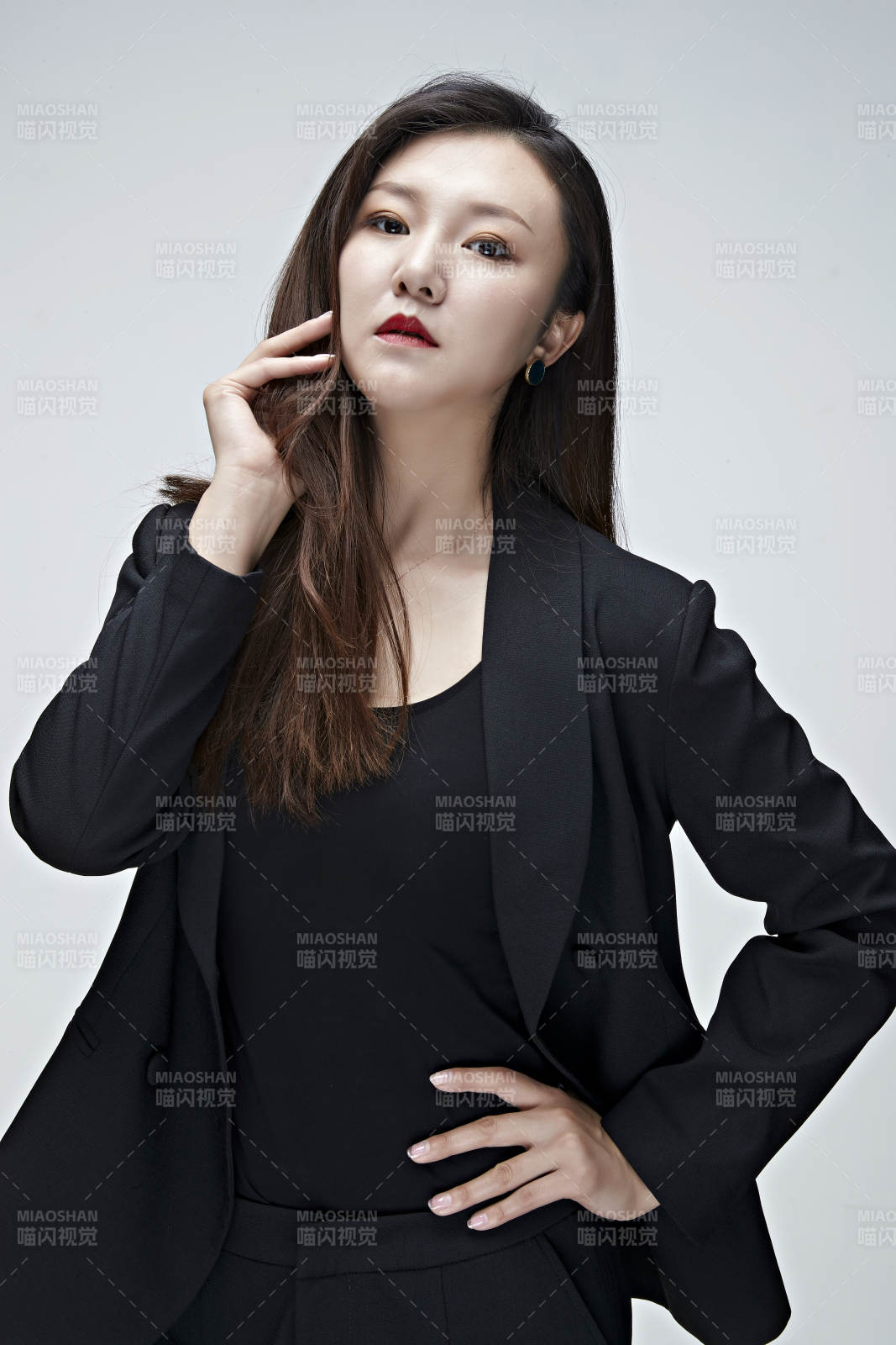 影棚拍攝白色背景亞洲年輕女性商務人像