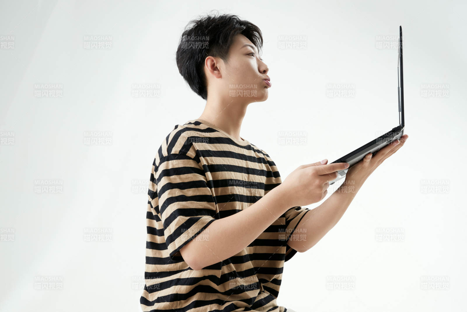 沉浸在網絡戀愛世界的青年男子