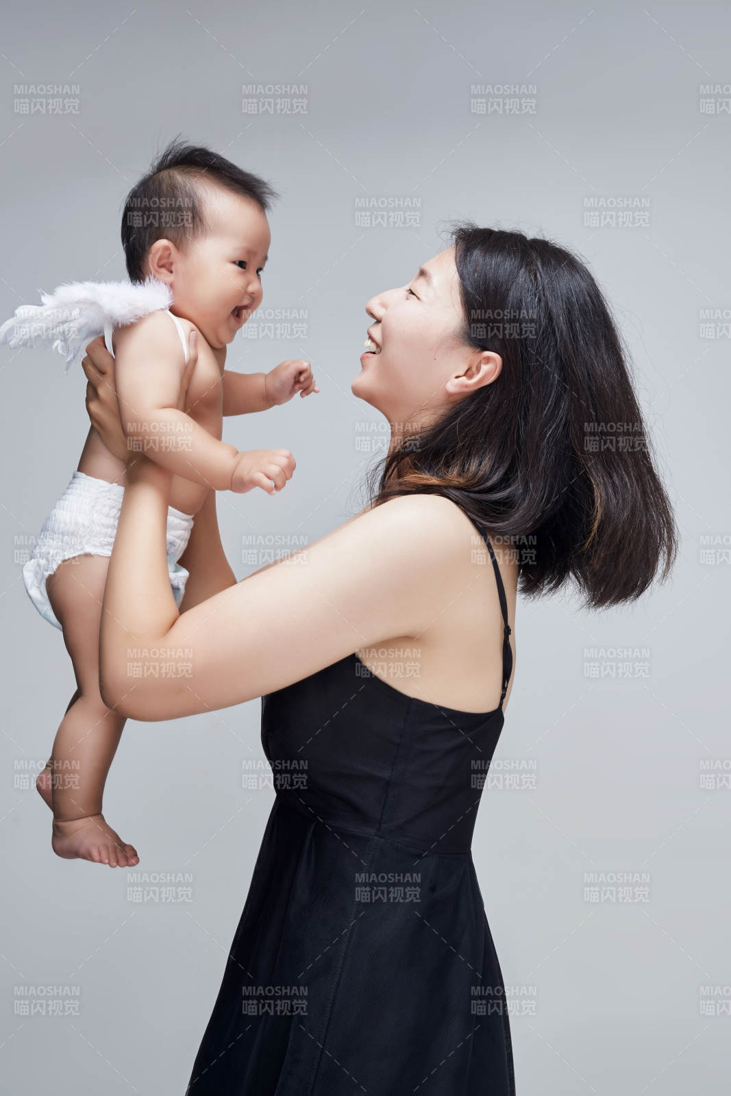 媽媽陪伴寶寶快樂的玩耍