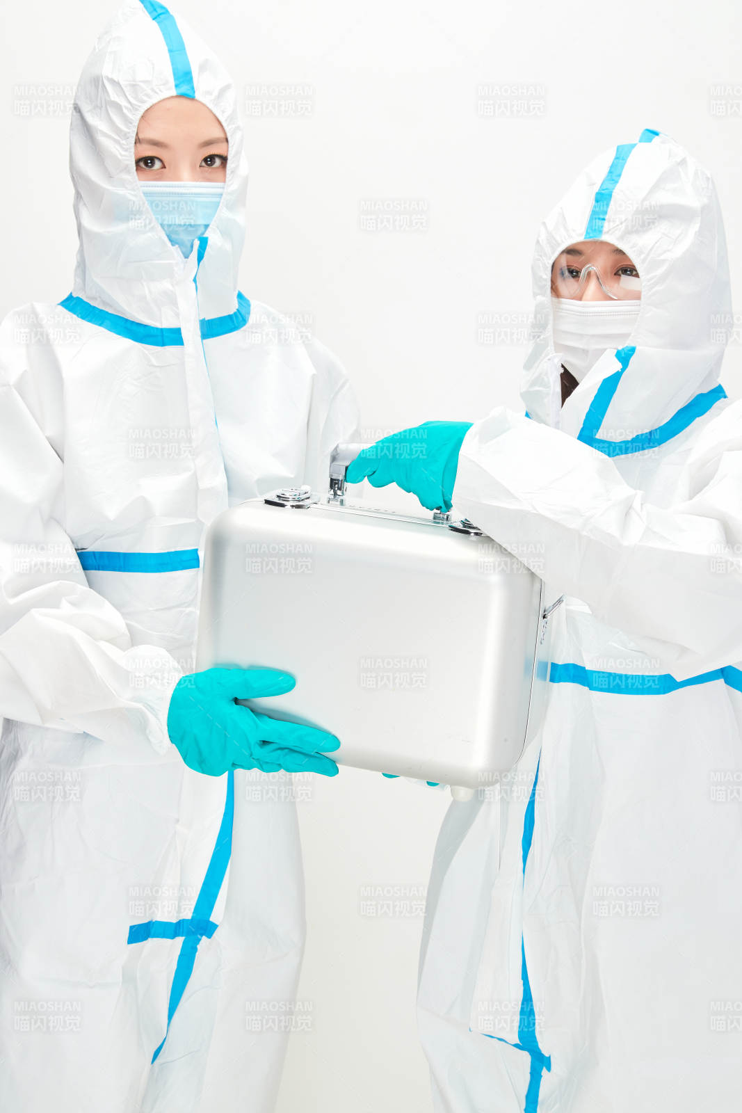 穿白色防護服佩戴護目鏡口罩的防疫人員