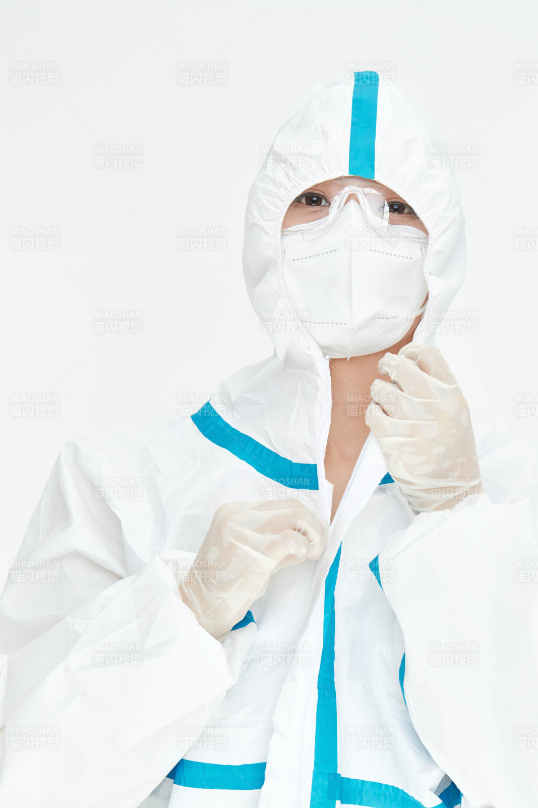 穿白色防護服佩戴護目鏡口罩的女性醫療人員