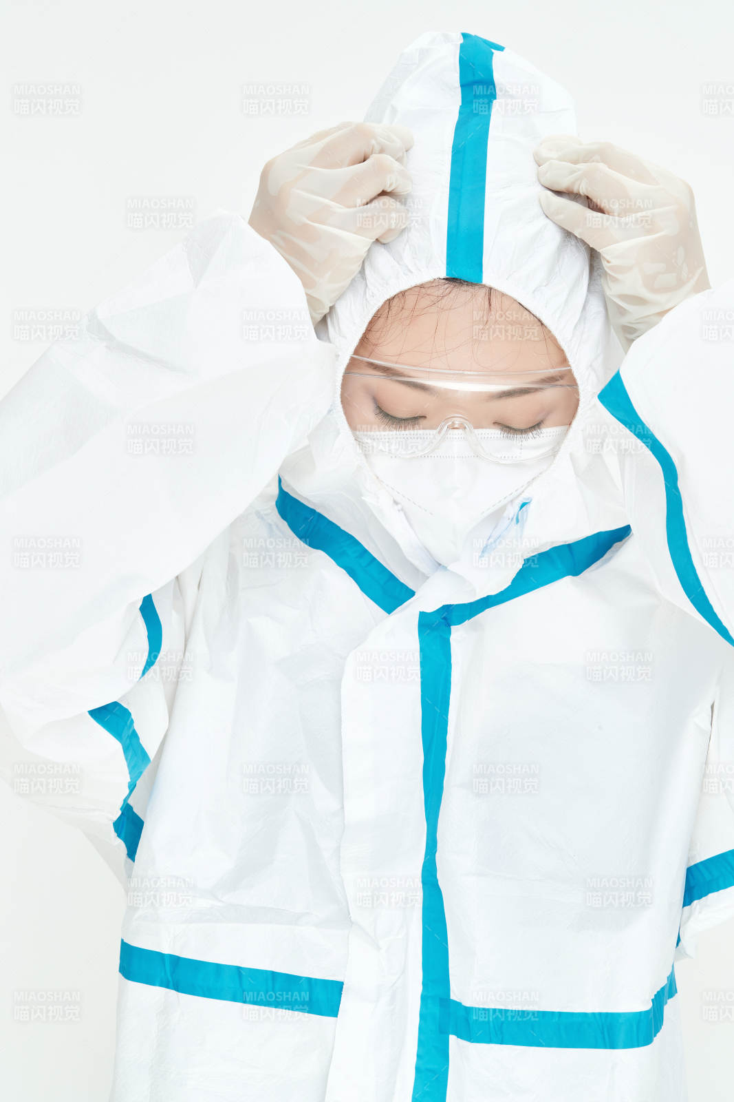 穿白色防护服佩戴护目镜口罩的女性医疗人员