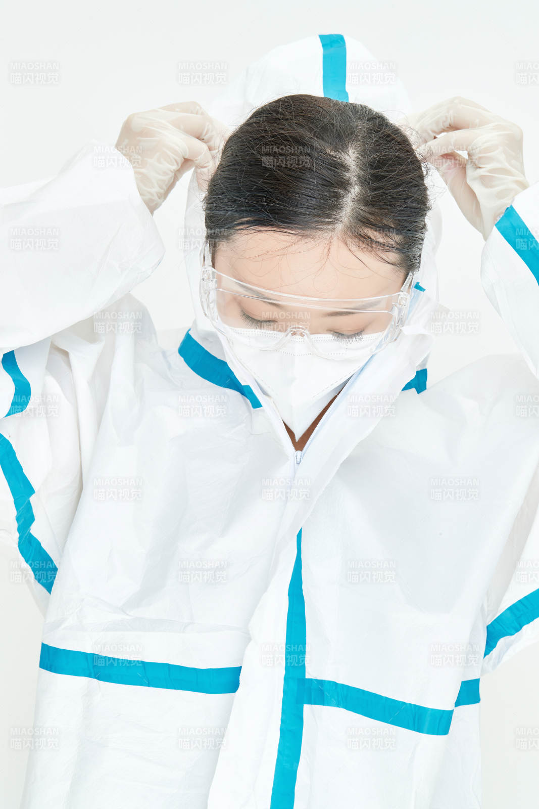 穿白色防護服佩戴護目鏡口罩的女性醫療人員