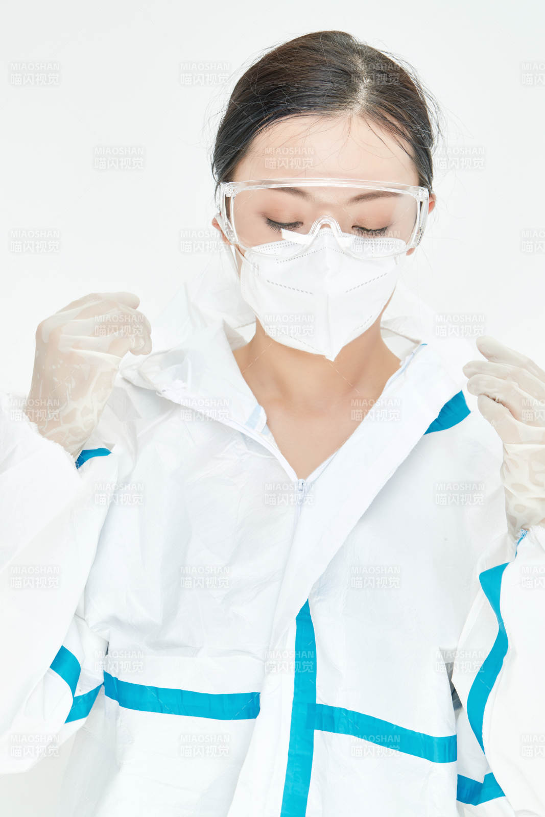 穿白色防護服佩戴護目鏡口罩的女性醫療人員