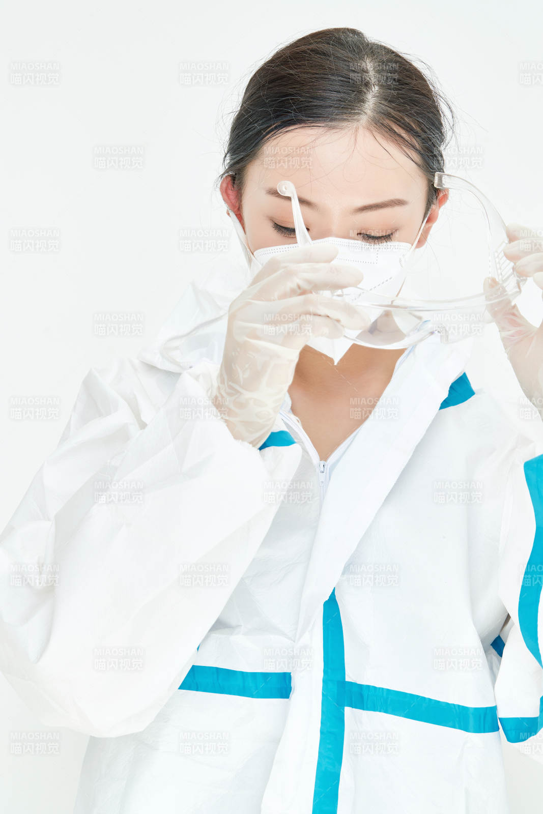 穿白色防護服佩戴護目鏡口罩的女性醫療人員