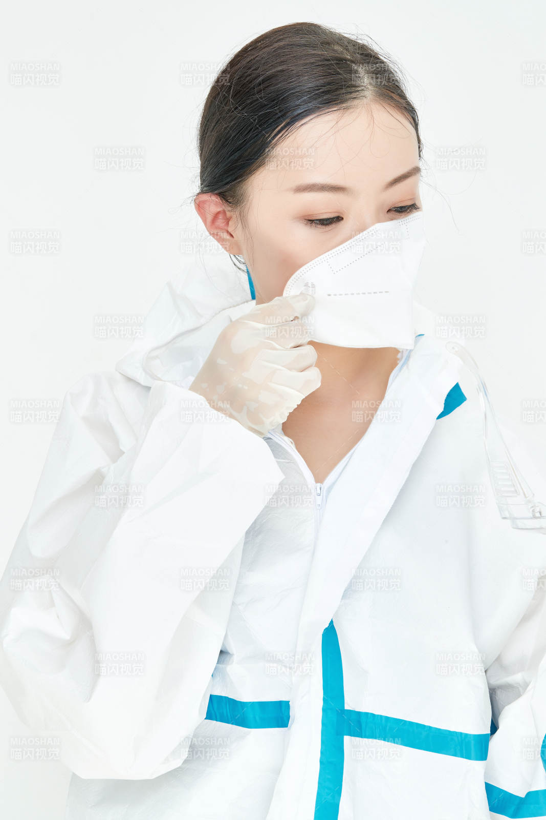 穿白色防护服佩戴护目镜口罩的女性医疗人员